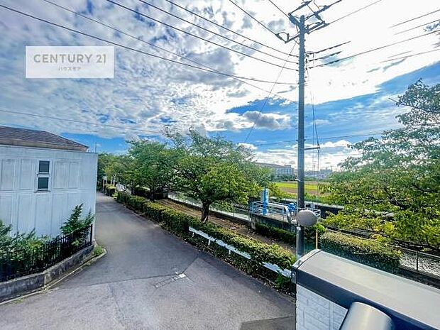 周囲は住宅街が広がる落ち着いた眺望。穏やかな街並みに包まれ、安心感のある住環境です。