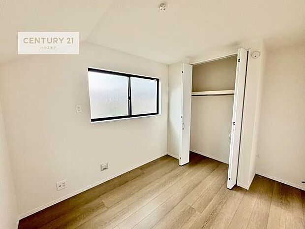 掃き出し窓がないお部屋は、お子様のお部屋としても安心です!収納スペースも充実しているので散らかったお部屋をサッと片付けられます!