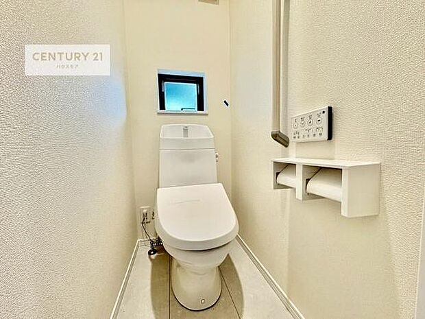1・2階にトイレがございます!朝の忙しい時間帯も待たずにすみそうですね。白を基調とした清潔感のあるトイレでお手入れがしやすいです!
