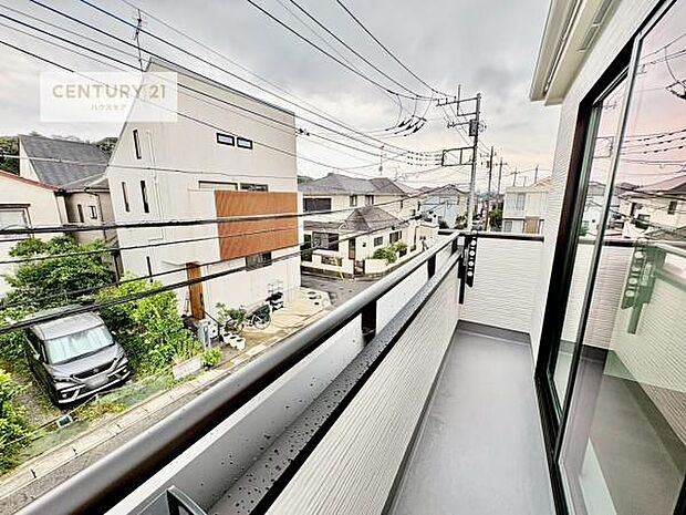 広々としているバルコニーです!お洗濯物を干すのはもちろん風に当たりながらくつろぎタイムが送れます!
