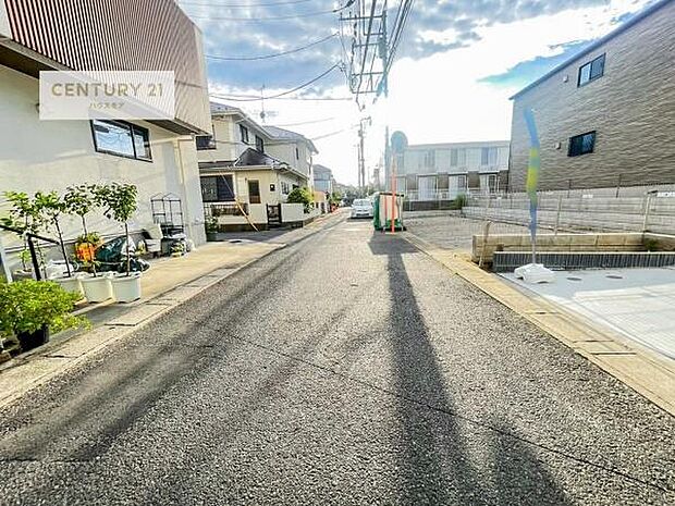 前面道路4m!陽当り良好な立地です。車庫入れが苦手な方も安心ですね。