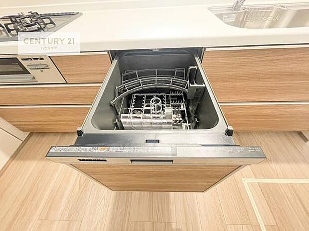 食洗機付きのキッチンです!忙しい時や手荒れ防止として大変活躍する便利な仕様です!ビルトインなのでキッチンの場所を取らず調理スペースを広く使うことが出来ます!