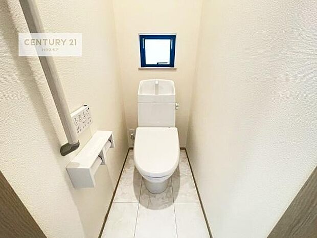 1・2階にトイレがございます!朝の忙しい時間帯も待たずにすみそうですね。白を基調とした清潔感のあるトイレでお手入れがしやすいです!