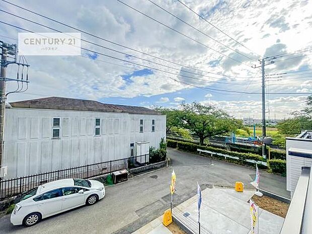 周囲は住宅街が広がる落ち着いた眺望。穏やかな街並みに包まれ、安心感のある住環境です。