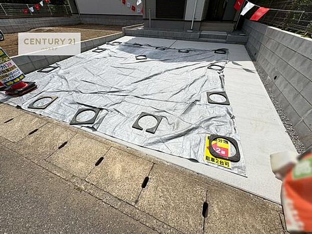 駐車スペースは2台分あります!セカンドカーはもちろん、バイクや自転車なども置き場所に困りません。
