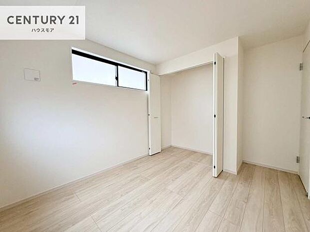 掃き出し窓がないお部屋は、お子様のお部屋としても安心です!収納スペースも充実しているので散らかったお部屋をサッと片付けられます!