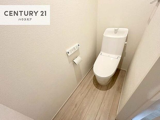 1・2階にトイレがございます！朝の忙しい時間帯も待たずにすみそうですね。白を基調とした清潔感のあるトイレでお手入れがしやすいです！