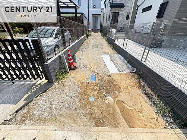 駐車スペースは2台分あります!セカンドカーはもちろん、バイクや自転車なども置き場所に困りません。