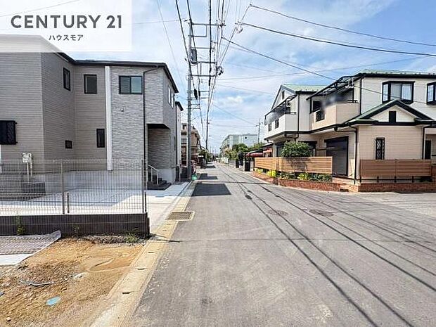 前面道路6m!陽当り良好な立地です。車庫入れが苦手な方も安心ですね。