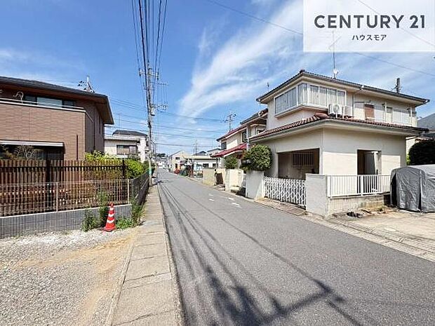 前面道路6m!陽当り良好な立地です。車庫入れが苦手な方も安心ですね。