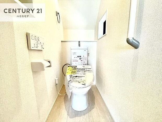 1・2階にトイレがございます!朝の忙しい時間帯も待たずにすみそうですね。白を基調とした清潔感のあるトイレでお手入れがしやすいです!