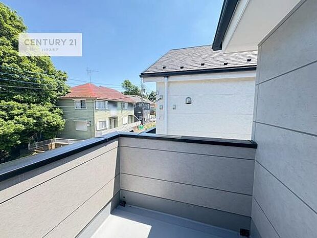 陽当たりの良いバルコニーで、お洗濯物もよく乾きそうですね!お天気の良い日にはバルコニーへ出てリフレッシュするのも気持ちよさそうです。【現地販売会開催中】