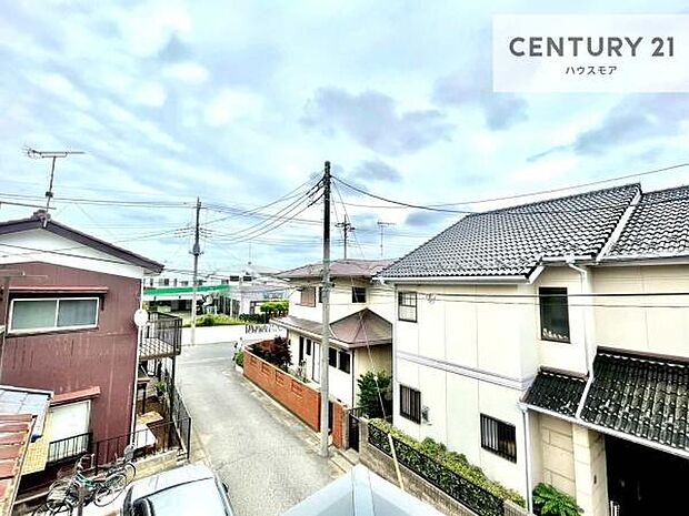 晴れた日には青い空を見渡せる開放的な時間を楽しめます。気持ちの良い風が通り抜ける街並みです!
