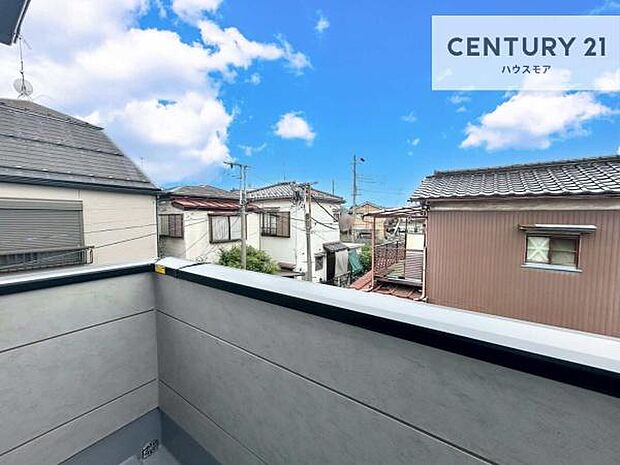 晴れた日には青い空を見渡せる開放的な時間を楽しめます。気持ちの良い風が通り抜ける街並みです！