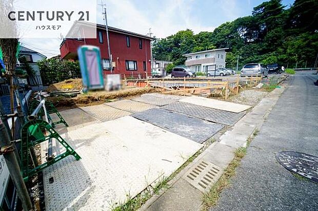 駐車スペースは2台分あります!セカンドカーはもちろん、バイクや自転車なども置き場所に困りません。