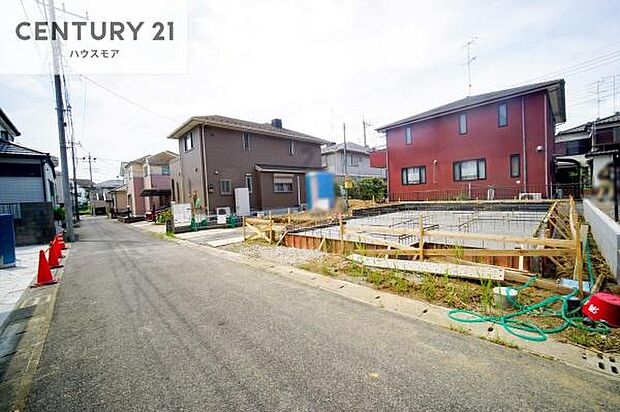 前面道路4m。陽当り良好な立地です。車庫入れが苦手な方も安心ですね。