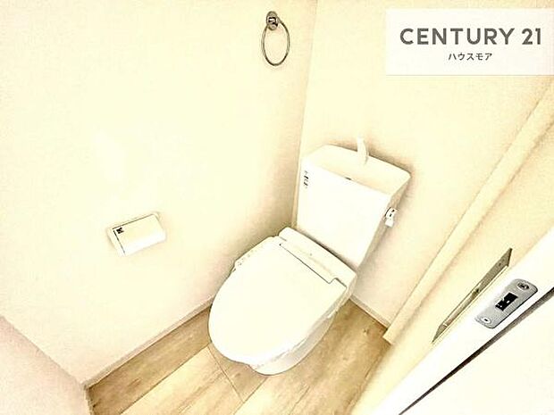 1・2階にトイレがございます!朝の忙しい時間帯も待たずにすみそうですね。白を基調とした清潔感のあるトイレでお手入れがしやすいです!