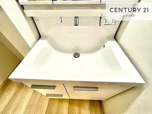 深い洗面台ボウルは、水が跳ねにくいのでお手入れが楽々！清潔感が保てます！キレイな洗面所で自分磨きのモチベーションが上がりますね！