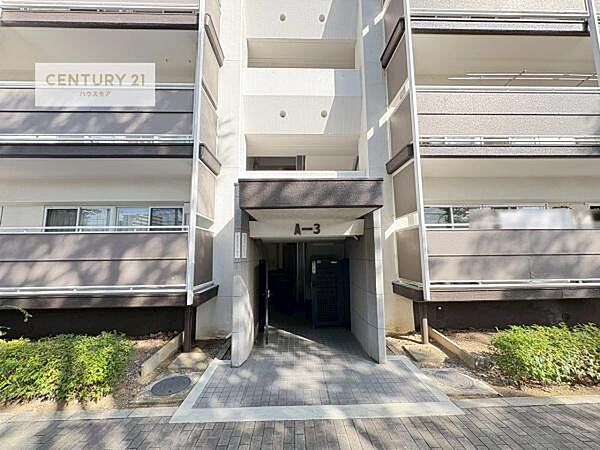 陽当たりの良いエントランスは、ご家族やお客様を温かく迎えてくれます。毎日の暮らしに心地よさをもたらしてくれる空間です。