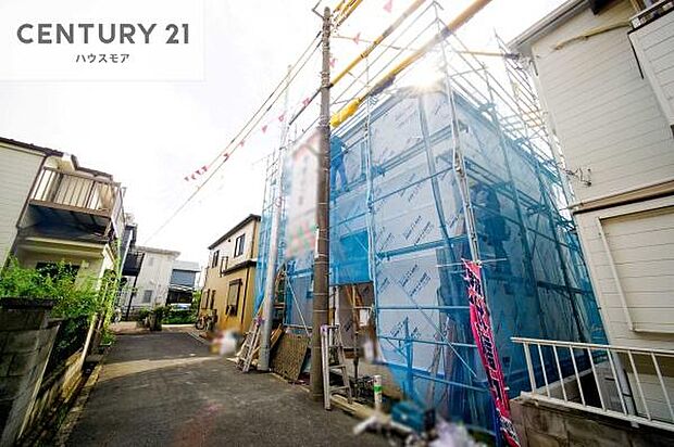 前面道路4m。陽当り良好な立地です。車庫入れが苦手な方も安心ですね。