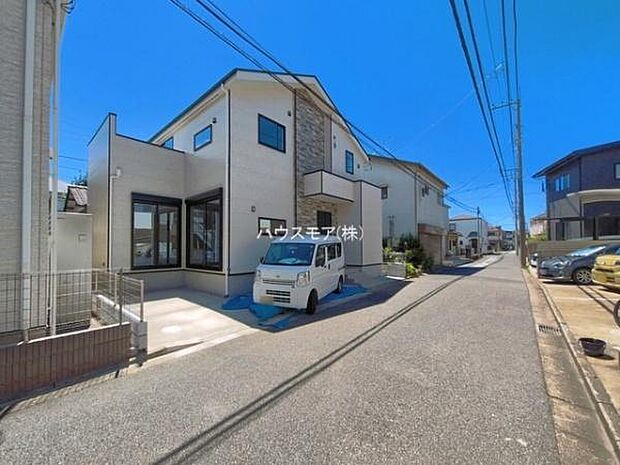 前面道路は4.82m!陽当り良好な立地です。車庫入れが苦手な方も安心ですね。