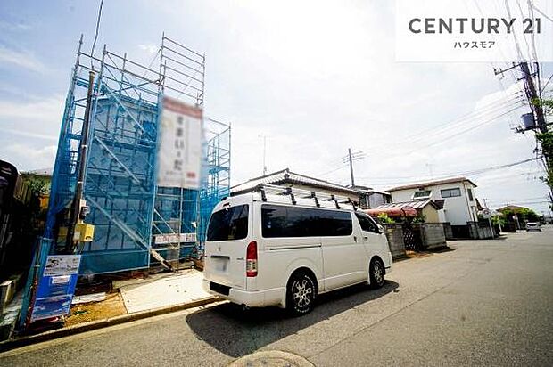 前面道路5.99m。陽当り良好な立地です。車庫入れが苦手な方も安心ですね。