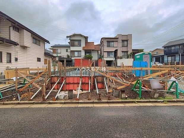 駐車スペースは2台分あります!セカンドカーはもちろん、バイクや自転車なども置き場所に困りません。
