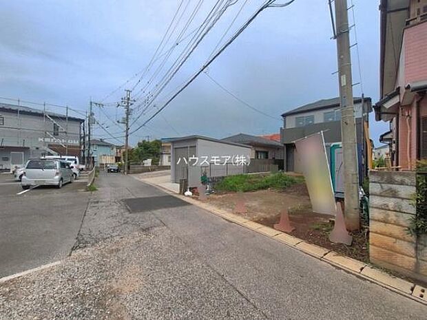 前面道路4.02m。陽当り良好な立地です。車庫入れが苦手な方も安心ですね。