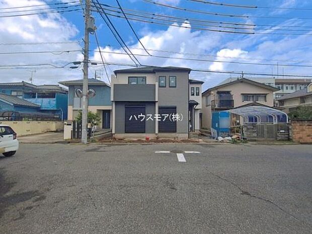 前面道路4m。陽当り良好な立地です。車庫入れが苦手な方も安心ですね。