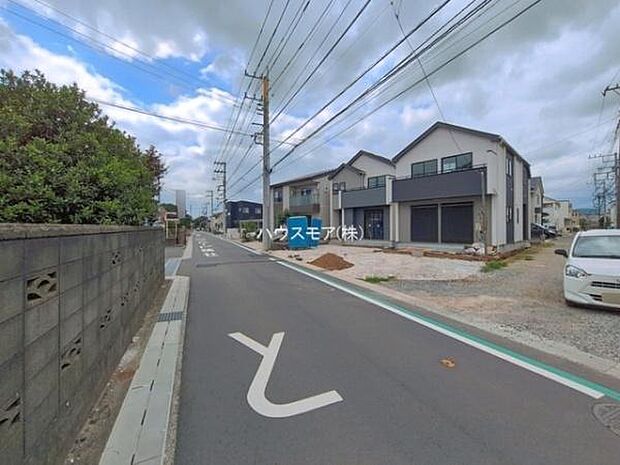 前面道路6m×5.4m。陽当り良好な立地です。車庫入れが苦手な方も安心ですね。