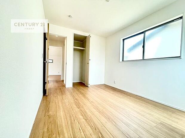 掃き出し窓がないお部屋は、お子様のお部屋としても安心です！収納スペースも充実しているので散らかったお部屋をサッと片付けられます！