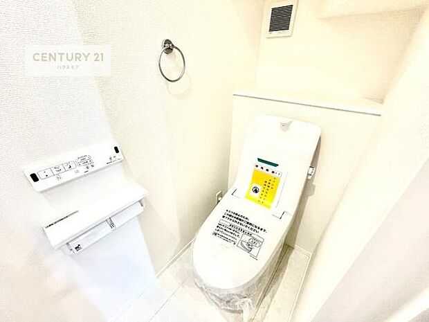1・2階にトイレがございます！朝の忙しい時間帯も待たずにすみそうですね。白を基調とした清潔感のあるトイレでお手入れがしやすいです！