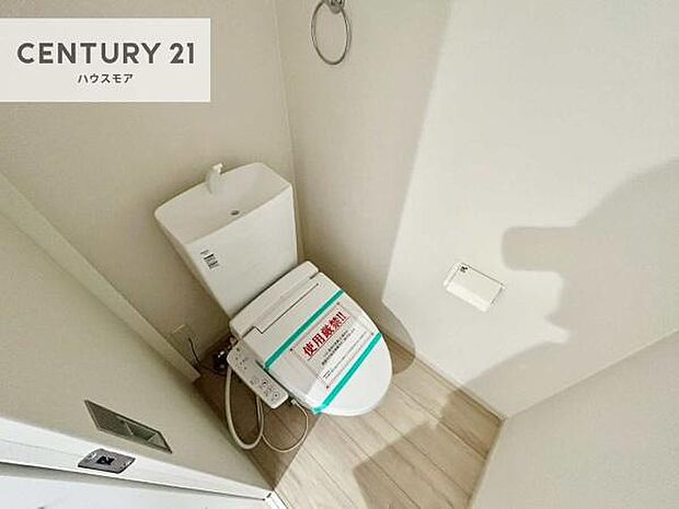 1・2階にトイレがございます！朝の忙しい時間帯も待たずにすみそうですね。白を基調とした清潔感のあるトイレでお手入れがしやすいです！