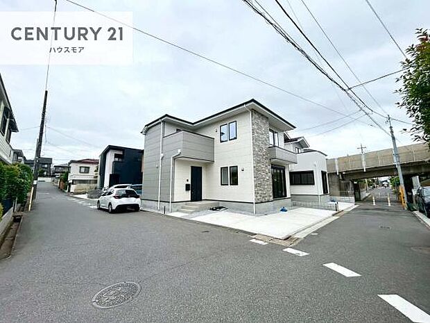 前面道路は6ｍ×4ｍ！陽当り良好な立地です。車庫入れが苦手な方も安心ですね。