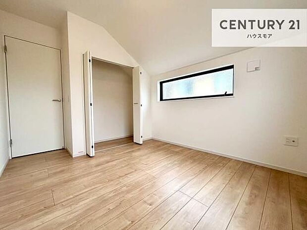 掃き出し窓がないお部屋は、お子様のお部屋としても安心です！収納スペースも充実しているので散らかったお部屋をサッと片付けられます！