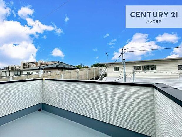 晴れた日には青い空を見渡せる開放的な時間を楽しめます。気持ちの良い風が通り抜ける街並みです！