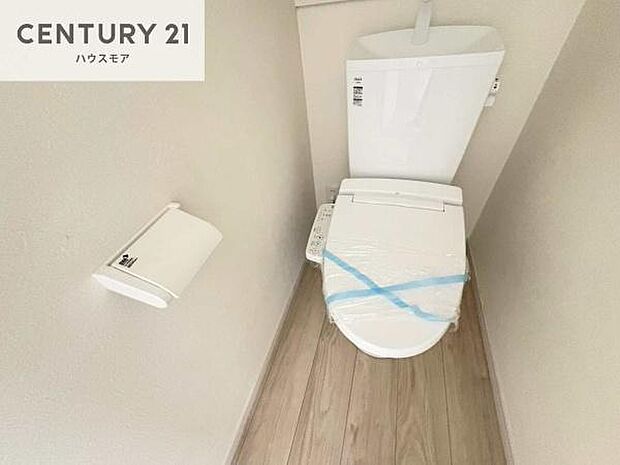 1・2階にトイレがございます！朝の忙しい時間帯も待たずにすみそうですね。白を基調とした清潔感のあるトイレでお手入れがしやすいです！