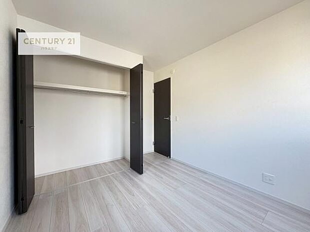 掃き出し窓がないお部屋は、お子様のお部屋としても安心です！収納スペースも充実しているので散らかったお部屋をサッと片付けられます！