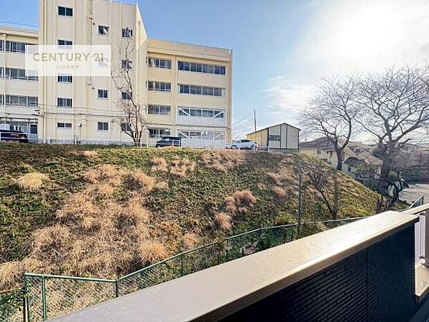 広々としたバルコニーで一日の始まりをスタート！お洗濯ものをたっぷり気持ちよく干せます！
