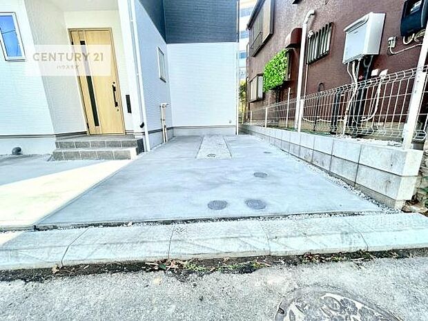 駐車スペースは2台分あります！セカンドカーはもちろん、バイクや自転車なども置き場所に困りません。