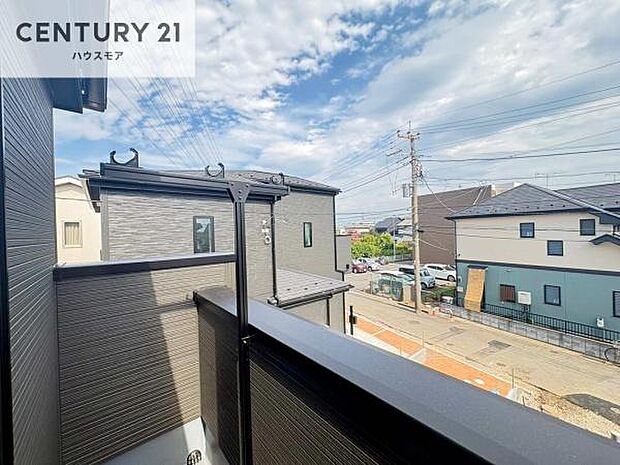 落ち着きある住宅街です!周囲には高い建物がなく、空が広く開放感があり、陽当たりを大きく遮られることもありません!気持ちの良い風が通り抜ける街並みです!