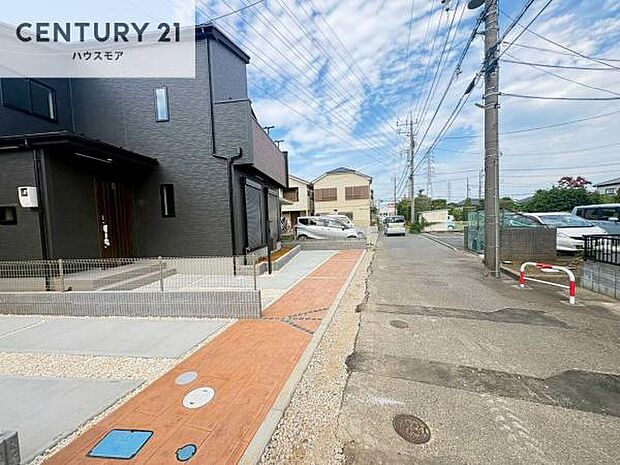 前面道路は5m!陽当り良好な立地です。車庫入れが苦手な方も安心ですね。