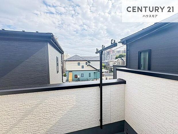 落ち着きある住宅街です!周囲には高い建物がなく、空が広く開放感があり、陽当たりを大きく遮られることもありません!気持ちの良い風が通り抜ける街並みです!