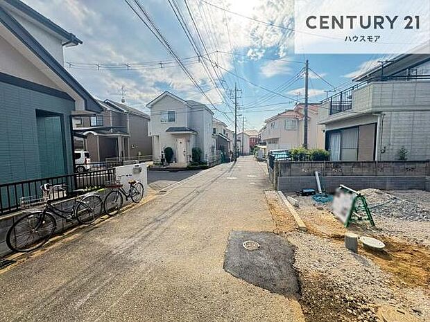 前面道路は5m!陽当り良好な立地です。車庫入れが苦手な方も安心ですね。