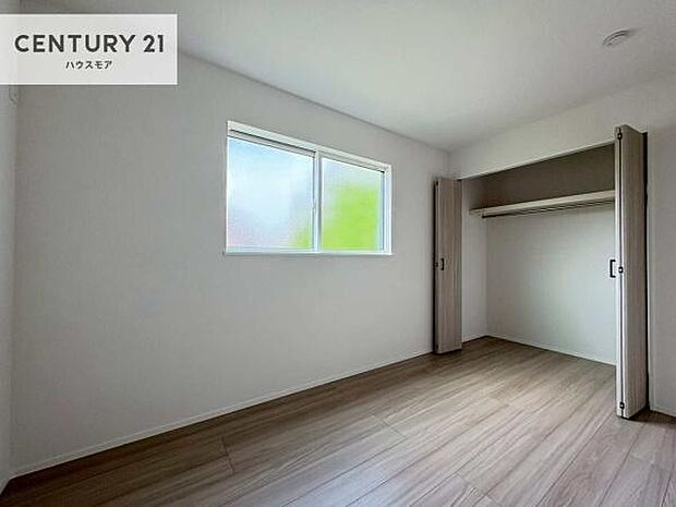 掃き出し窓がないお部屋は、お子様のお部屋としても安心です!収納スペースも充実しているので散らかったお部屋をサッと片付けられます!