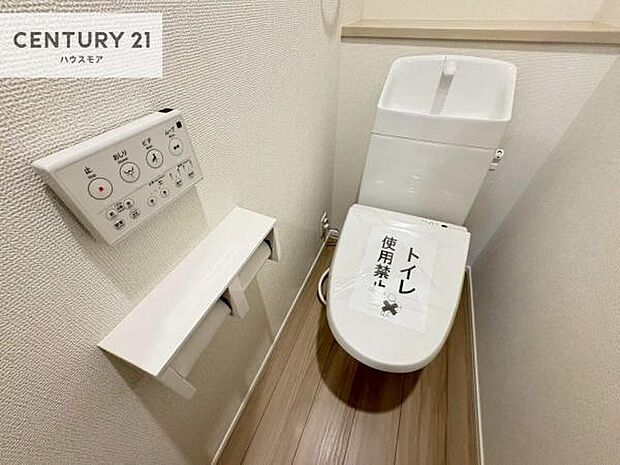 1・2階にトイレがございます!朝の忙しい時間帯も待たずにすみそうですね。白を基調とした清潔感のあるトイレでお手入れがしやすいです!
