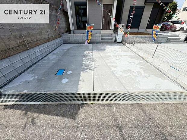 駐車スペースは2台分あります!セカンドカーはもちろん、バイクや自転車なども置き場所に困りません。