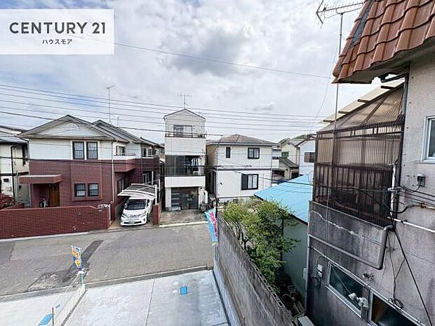 晴れた日には青い空を見渡せる開放的な時間を楽しめます。気持ちの良い風が通り抜ける街並みです!