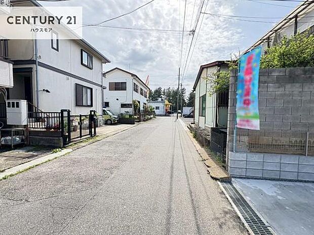 前面道路は6m!陽当り良好な立地です。車庫入れが苦手な方も安心ですね。