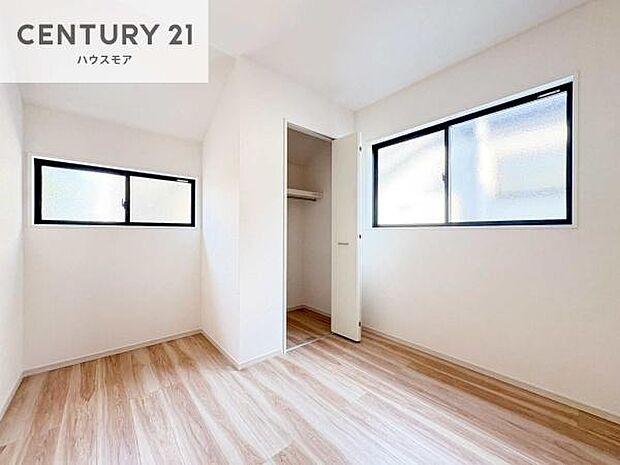 掃き出し窓がないお部屋は、お子様のお部屋としても安心です!収納スペースも充実しているので散らかったお部屋をサッと片付けられます!